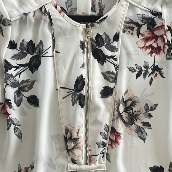 Dynamite floral blouse. - Picture 2 of 5